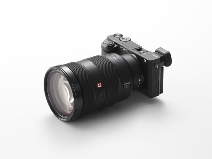 Im Kit ist die Kamera mit dem SELP1650 Standardobjektiv für 1399 Euro zu haben, oder mit dem SEL1670Z für 2250 Euro. 