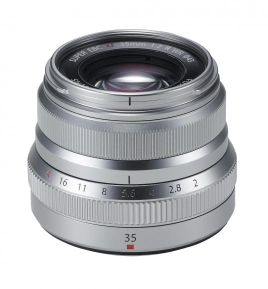 Die lichtstarke Festbrennweite fotografiert am X-Trans-CMOS-II-Sensor der Fujifilm X-T10 mit umgerechnet 53mm-Brennweite. Die kleine Optik wiegt schlanke 170 Gramm und misst nur 55 mm.
