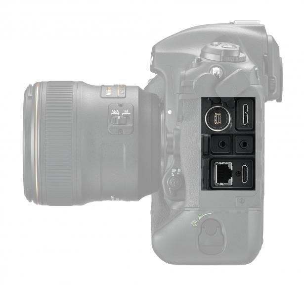 Technik-Finessen der Nikon D 5: USB 3.0-, HDMI- (Typ C) und RJ45-, 10-poliger-Zubehöranschluss (z. B. GPS) und Klinkenbuchsen (Ein-/Ausgang).