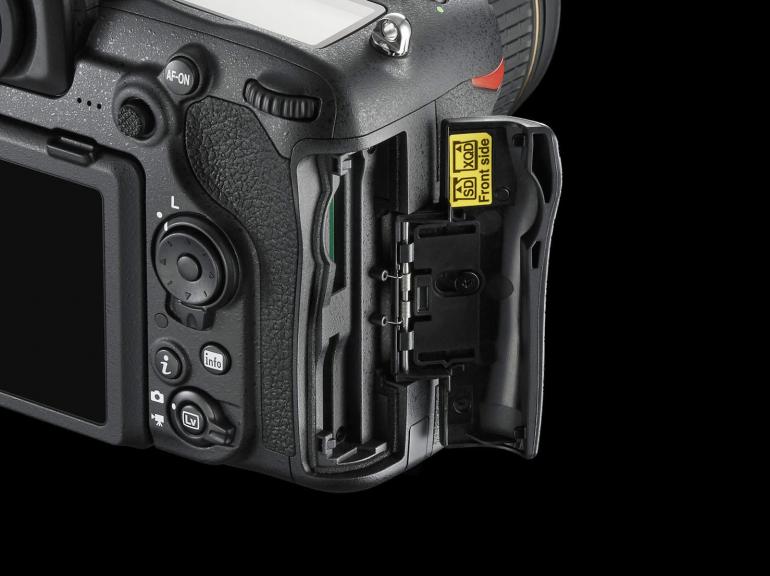 Technik-Finessen der D 500: Die D500 bietet Platz für zwei SD-Speicherkarten. Etwa zur zeitgleichen JPEG- und RAW-Aufnahme.