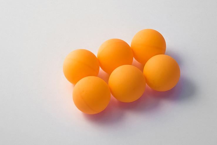  Das Bild wirkt öde, es geht eigentlich nur um die Information, dass die Bälle orange
sind.