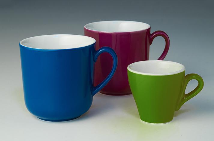 Drei Tassen in besonderen Farben: Was im Farbfoto so harmonisch wirkt, kann uns fast schon erahnen lassen, dass es sich trotz der deutlichen Farbunterschiede um ähnliche Tonwerte handelt.