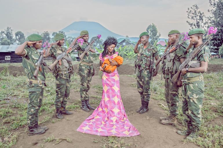 &quot;Look at me I am beautiful&quot; gewann den Alfred Fried Photography Award 2015. Willocqs Fotogeschichte befasst sich mit den Themen Ausbeutung, Armut und Gewalt, die sie in einer Art Märchenerzählung erträumte.