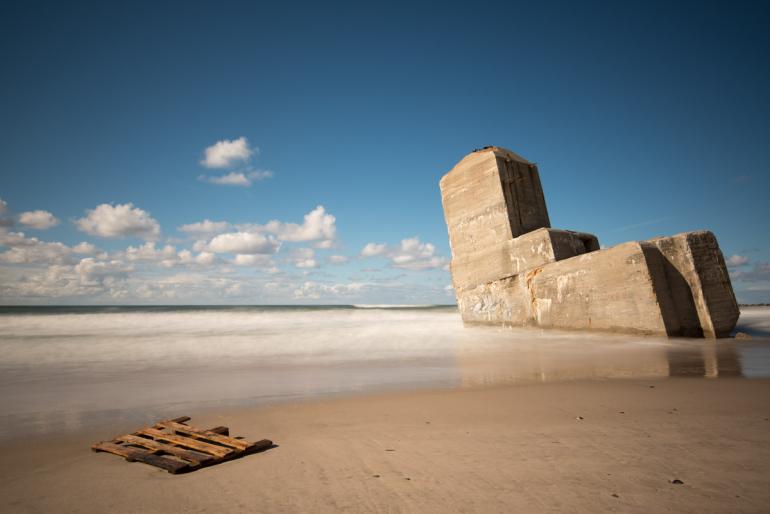 &quot;Regelbau&quot; ist ein Fotoessay über die allmählich erodierenden Bunker aus dem Zweiten Weltkrieg.