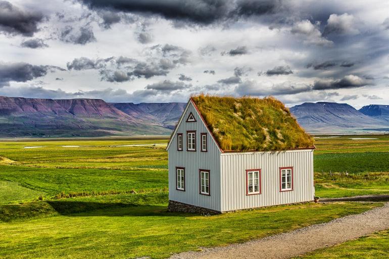 Glaumbær ist eine winzige Ortschaft im Norden Islands – heute hauptsächlich durch ihren Museumshof bekannt. Das Infohäuschen des Museums steht abseits der typischen Torfhäuser.