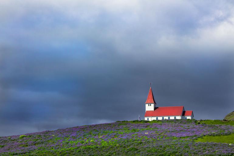 Diese malerische Kirche liegt in Vík í Mýrdal, dem südlichsten Ort auf Islands Festland.