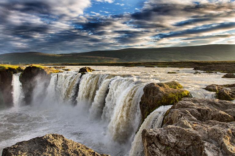 Was wäre eine Islandreise ohne die Aufnahme eines Wasserfalls? Einer der schönsten ist der Goðafoss, im Nordosten der Insel.