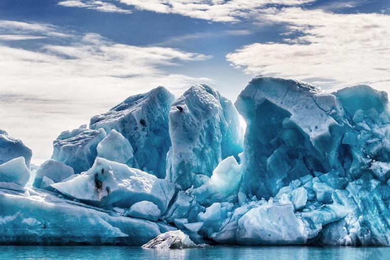Treibeis bietet spektakuläre Motive. Der Gletschersee Jökulsárlón ist bekannt für dieses Naturschauspiel. Er befindet sich im Südosten der Insel.