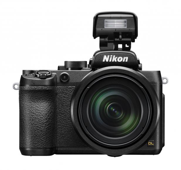 Die Nikon DL24-500 f/2.8-5.6 mit 21-fachem Zoom und Sport-VR-Modus.