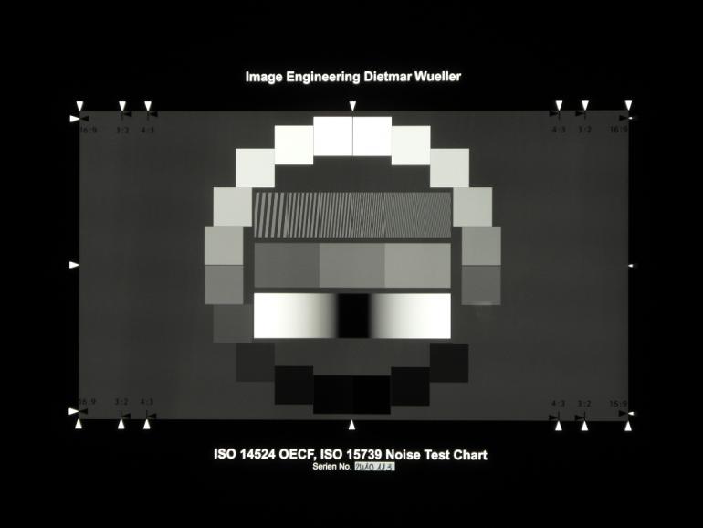 Der Dynamikumfang wird per OECFMessung (opto electronic conversion
function) gemessen. Wir prüfen, wie gut die Kameras Details in hellen und
dunklen Bereichen darstellen.