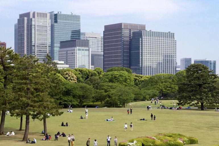 Parkanlage mit Skyline in Tokio.