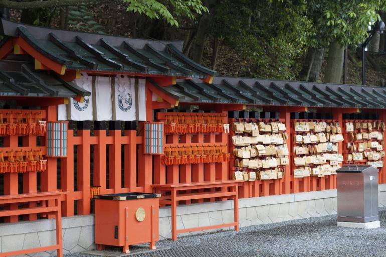 Zu den meistbesuchten Schreinen in Japan zählt der Fushimi Inari-Taisha Schrein in Kyoto. Marco Schlatter hat hier Wunschtafeln fotografiert, die dort
angehängt werden.