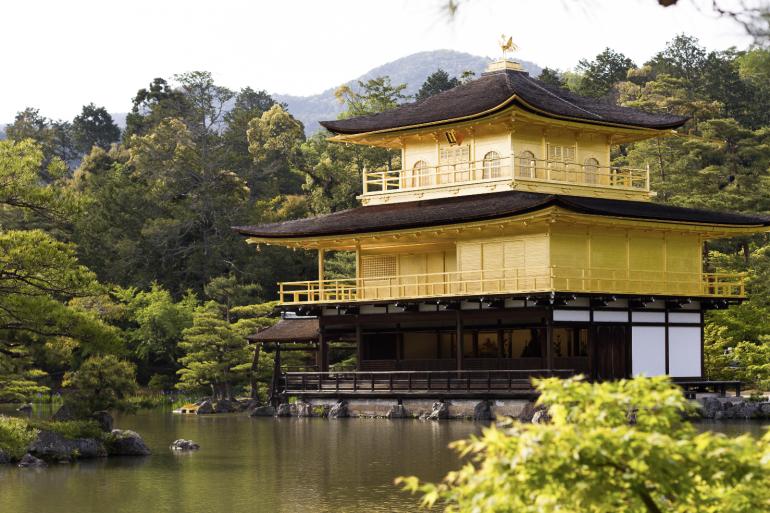 Eines der bekanntesten Wahrzeichen Japans ist Kinkaku-ji. Der buddhistische Tempel liegt nordwestlich von Kyoto. Seine oberen Stockwerke sind mit Blattgold dekoriert.