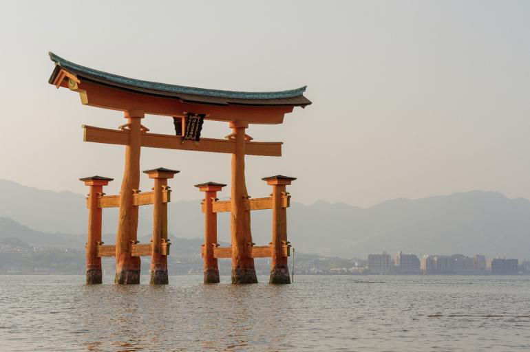Auf der Insel Miyajima in der Präfektur Hiroshima steht der Itsukushima- Schrein. Bei Ebbe ist das Tor begehbar – herrscht Flut, scheint es auf dem
Wasser zu schweben.