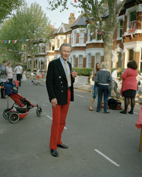 Im Londoner Stadtteil Wandsworth entdeckte McDiarmid den Teilnehmer eines Straßenfests. Es ist eines der ersten Bilder, die der Fotograf für seine Porträt-Serie erstellt hat. Aufgenommen wurde es im Sommer 2011.