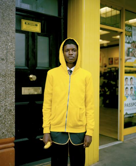 „Schuljunge mit Banane“ hat Niall McDiarmid dieses Porträt genannt. Fotografiert hat er die Aufnahme im Mai 2015 im Londoner Stadtteil Croydon.