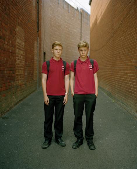In der Kleinstadt Nuneaton, nahe der nordenglischen Stadt Birmingham, fotografierte Niall McDiarmid zwei Schuljungen.
