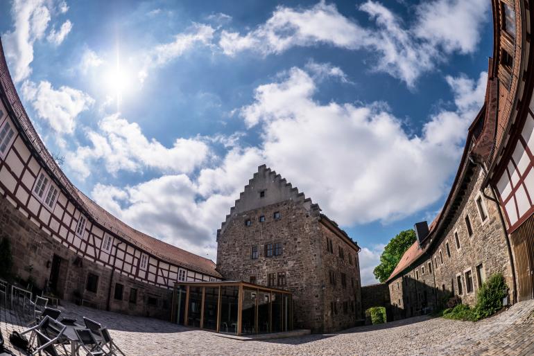 Burg Fürsteneck sieht sich als ein Ort freier und kreativer Weiterbildung, an dem Respekt und Toleranz das gemeinsame Lernen bestimmen.