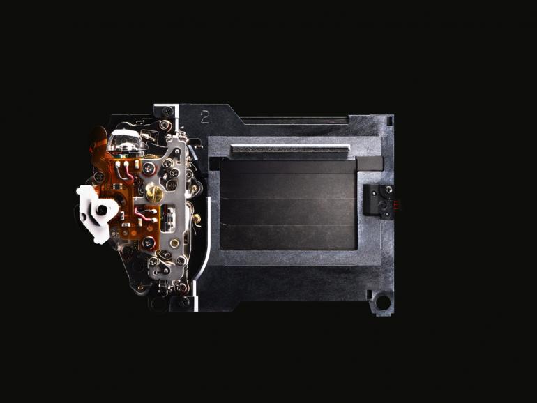 Die D5 verfügt über einen elektronisch gesteuerten, vertikal ablaufenden Schlitzverschluss; Verschluss
mit elektronischem ersten Vorhang (bei Spiegelvorauslösung).