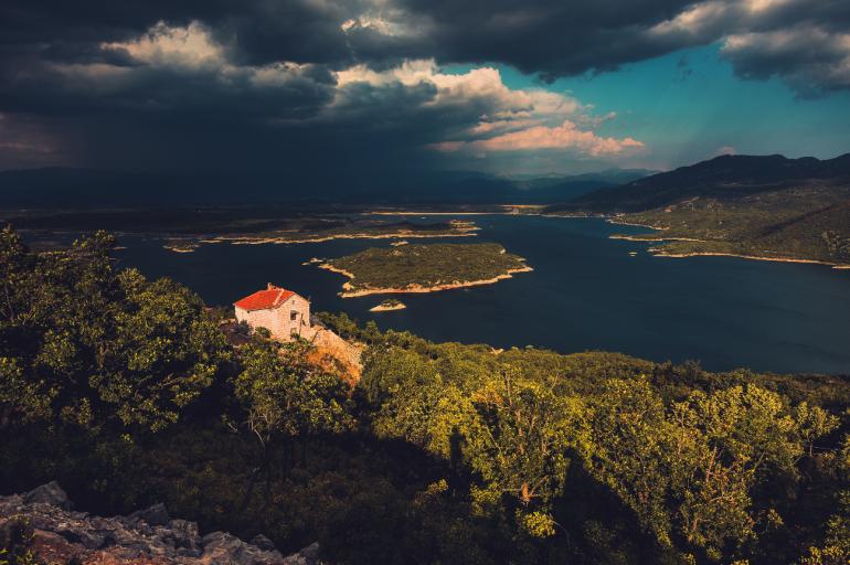 Während der heißen Sommermonate sind Gewitter wie hier am See Slansko Jezero keine Seltenheit. 