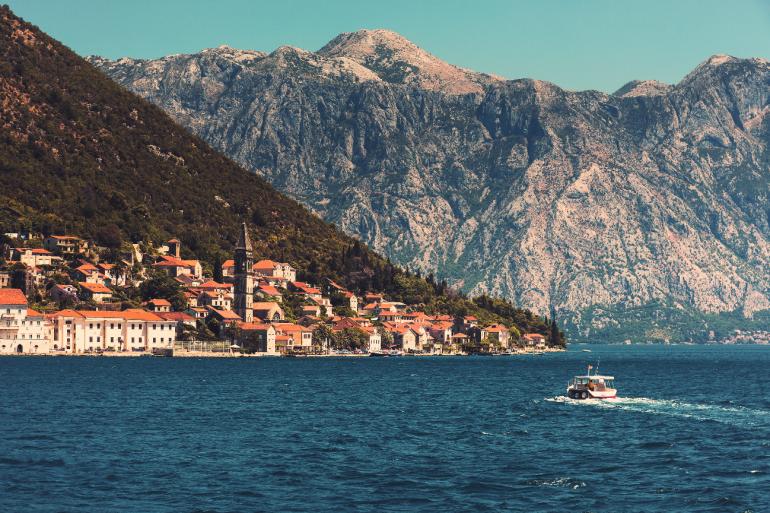 Blick auf die Kleinstadt Perast am Ufer der Bucht von Kotor. Die
steil aufragenden Berge geben der Bucht einen fjordartigen Charakter.