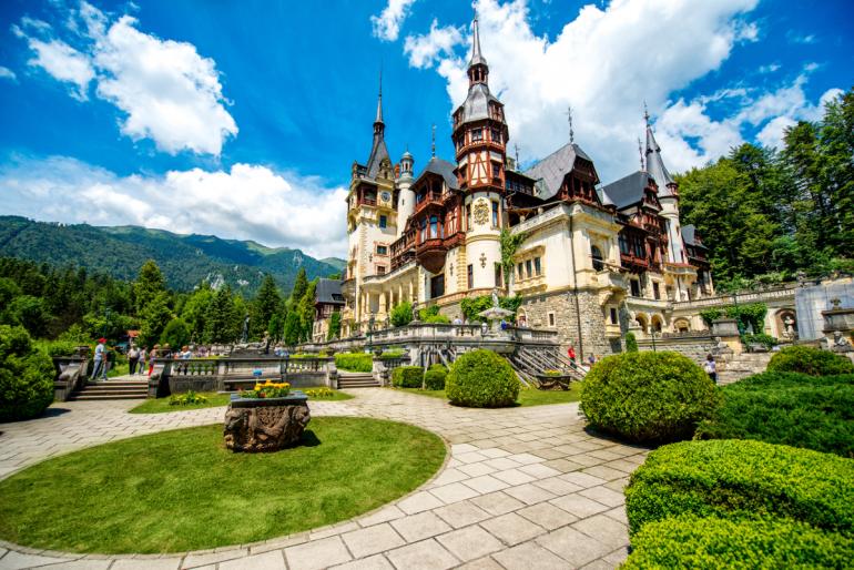 Der Einsatz verschiedener Holzelemente verleiht dem Schloss einen besondern Charme.