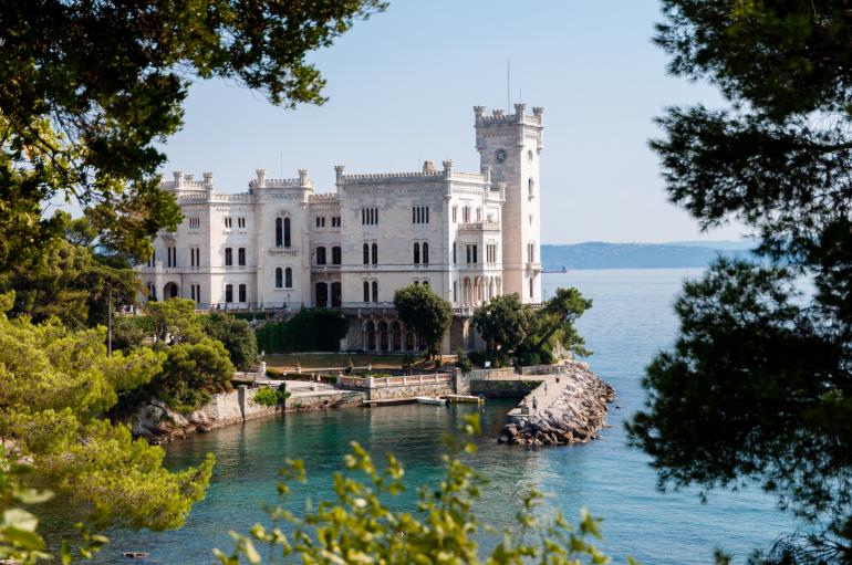 Vom idyllisch gelegenen Schloss Miramare hat man einen tollen Blick auf die Adria.