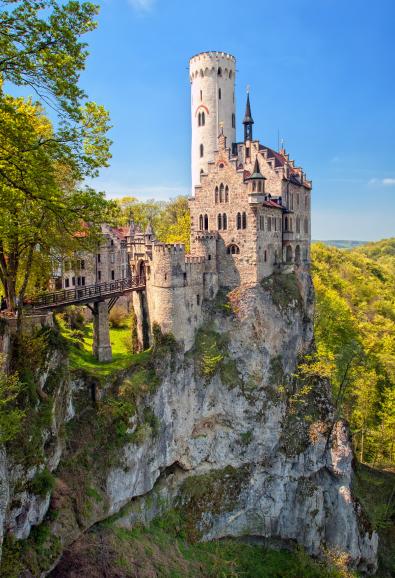 Das Schloss wurde auf einem Berg errichtet, von dem aus man einen tollen Blick auf das Tal hat.