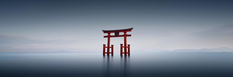 &quot;Torii III - Shirahige | Biwa Lake, Shiga Prefecture&quot; lautet der Titel dieser Aufnahme, die in Japan entstanden ist. Platz 5