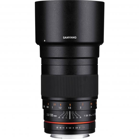 Das Samyang 135 mm 1:2,0 ist ein lichtstarkes Teleobjektiv zum günstigen
Preis (um die 480 Euro). 