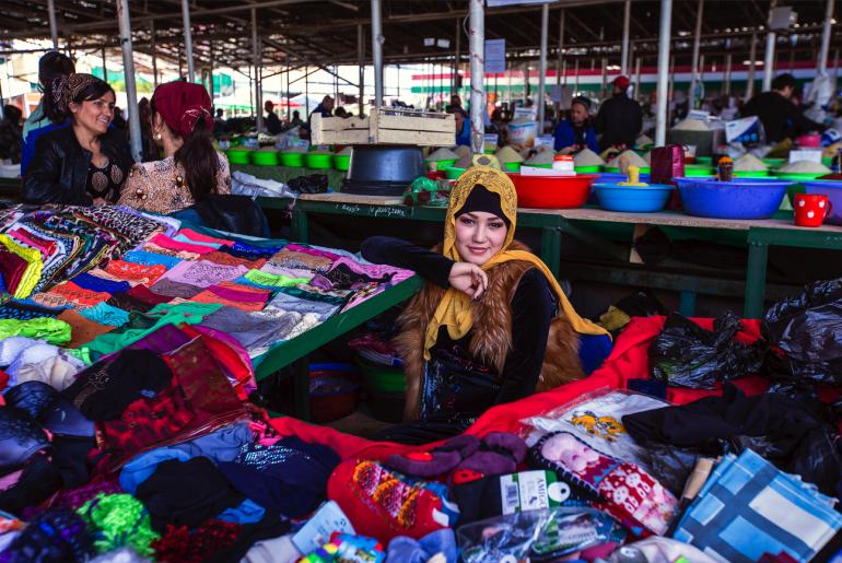 Auf dem größten Basar der Hauptstadt Dushanbe werden Gewürze, Obst, Gemüse, aber auch Kleidungsstücke angeboten.