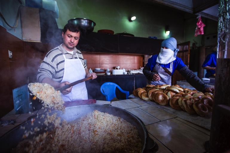 Zu einem traditionellen Essen gehört Reis, gefüllte Teigtaschen, Schaschlik und in einem Tandur-Ofen zubereitetes Brot.