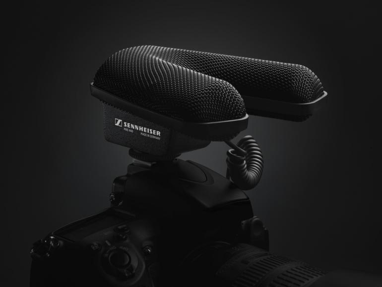 Das kompakte MKE 440 besitzt ein robustes Metallgehäuse und lässt sich
schnell und einfach auf den Blitzschuh der Kamera montieren.