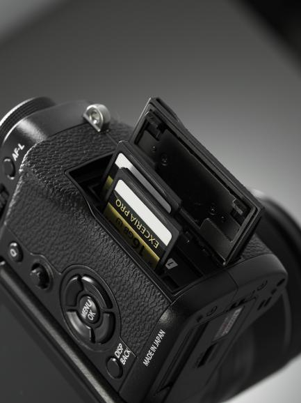 Die Kamera verfügt über einen zweiten SD-Kartenslot.