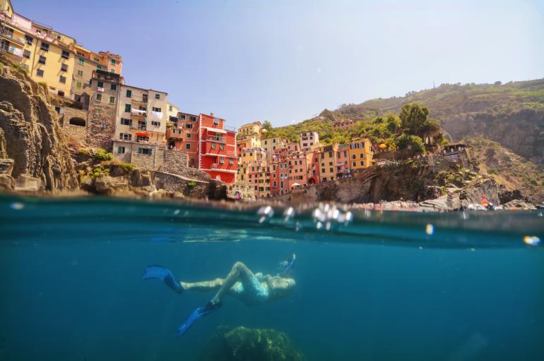 Zusammen mit den bunten Häusern des italienischen Dorfes Riomaggiore im Hintergrund stellt Fotografin Lisa Michele Burns eine spektakuläre, zweigeteilte Foto-Komposition dar. 