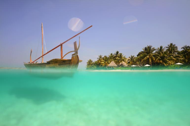 Halb über Wasser, halb darunter: Profifotografin Lisa Michele Burns fand
dieses Motiv auf den Malediven.