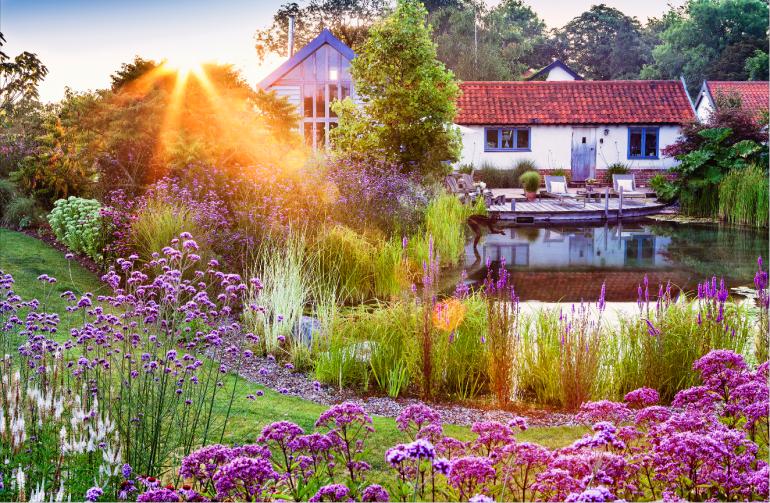 Auch für Hersteller von Gartenartikeln fotografiert Bloom. Hier sollte der Wasserbereich in den Mittelpunkt gerückt werden.