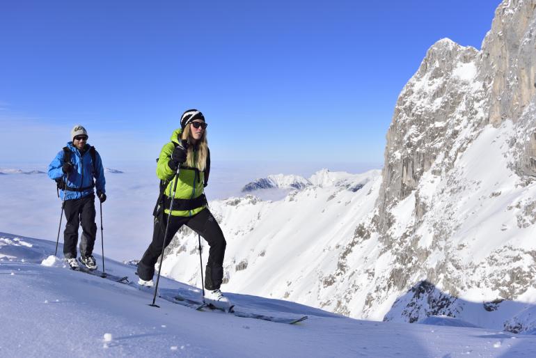 Sportliche Aktivitäten wie Skitouren, durch die Berge stehen auch auf dem Programm.