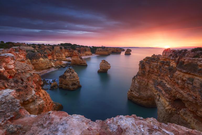 Das Foto nahm Michael Breitung in der Algarve, der südlichsten Provinz Portugals auf. Es zeigt einen atemberaubenden Sonnenaufgang am „Praia da Marinha“. Die leuchtenden und dramatischen Farben können dem Morgenrot kaum gerechter werden. 