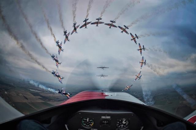 Daniel Vojtêch und sein Bild der Flying Bulls Piloten Miroslav Krejci, Jan Rudzinskyi, Stanislav Cejka und Jan Tvrdic in Jaromêř, Tschechien.