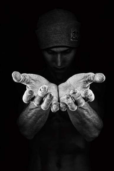 Denis Klero, aus Russland mit seinem Schwarz-Weiß-Bild des Kletterers Gelmanov und seinen kreideüberzogenen Händen in Fontainbleu, Frankreich.