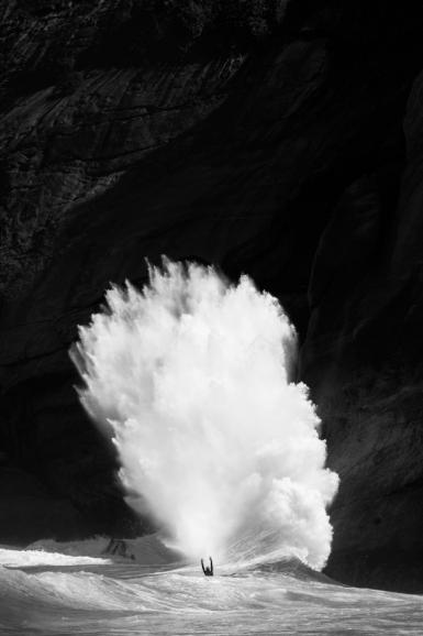 Luke Shadbolt, aus Australien mit einer Schwarz-Weiß-Aufnahme, die die Kraft der Natur zeigt. Darauf zu sehen ist der Surfer Renan Faccini auf einer Welle in Rio de Janeiro, Brasilien.