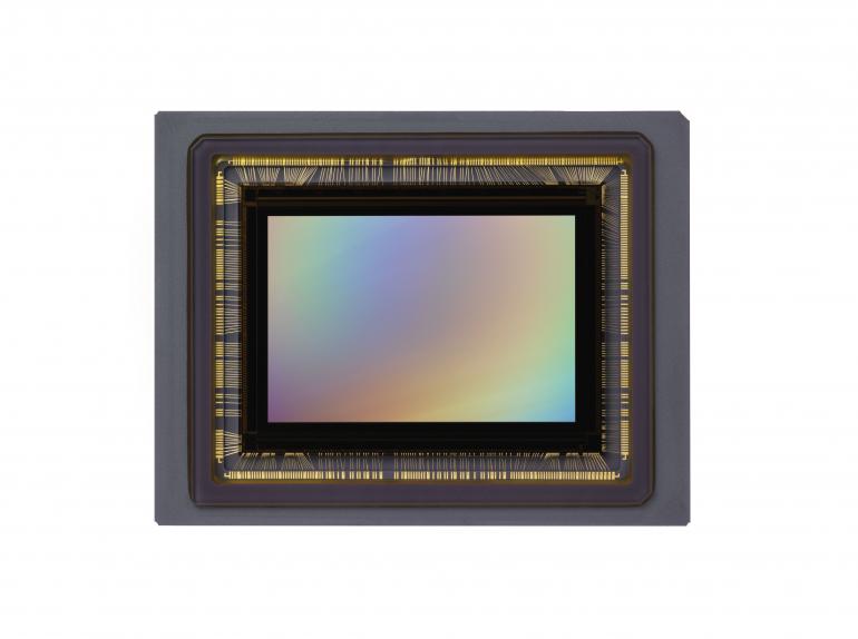 Der Foveon X3-Direktbildsensor besteht aus drei untereinander angeordneten Farbschichten. Dies sorgt für hohe Bildschärfe – ohne Moirégefahr.