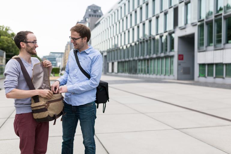 In der Kölner Südstadt haben DigitalPHOTO-Leser Fabian Ernst und Redakteur Tim Herpers die Taschenneuheiten in der Praxis getestet.