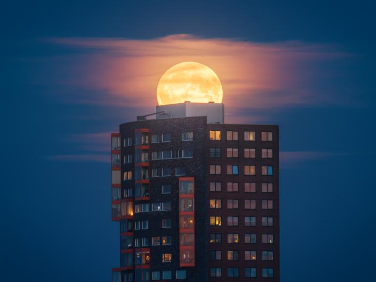 Fotograf Albert Dros fotografiert den Mond mit dem Sony G Master Objektiv SEL70200 in den frühen Morgenstunden.