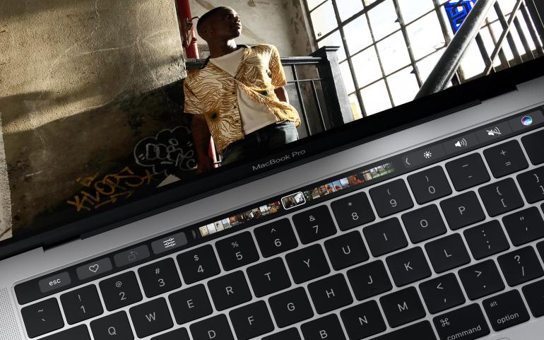 Die traditionellen Funktionstasten wurden durch ein Multi-Touch-Display namens Touch Bar ersetzt.