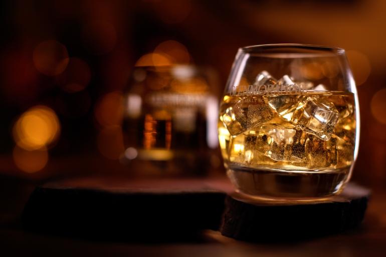 Ein feiner Whisky mit ausgeprägtem Bokeh-Effekt im Hintergrund: Das ist kein Hexenwerk und gelingt auch ohne Blitz, und zwar einfach mit Dauerlicht.