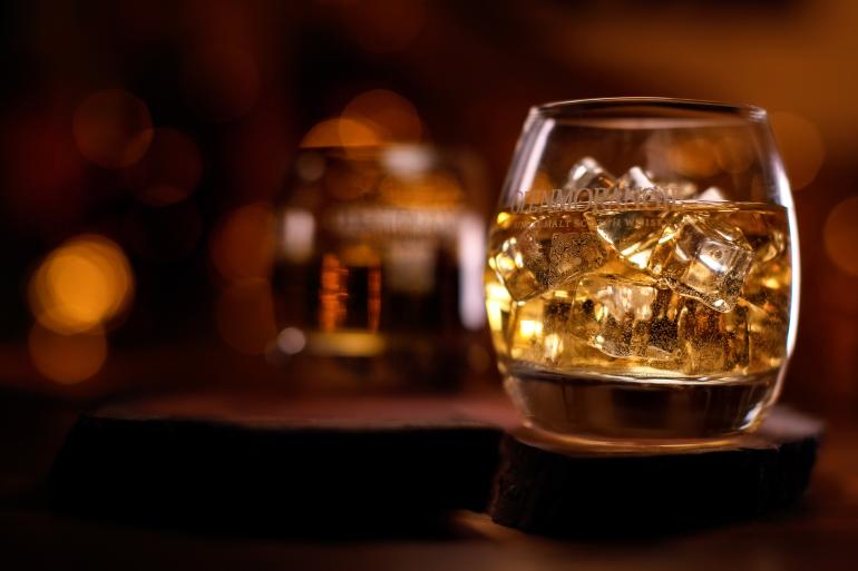 Ein feiner Whisky mit ausgeprägtem Bokeh-Effekt im Hintergrund: Das ist kein Hexenwerk und gelingt auch ohne Blitz, und zwar einfach mit Dauerlicht.