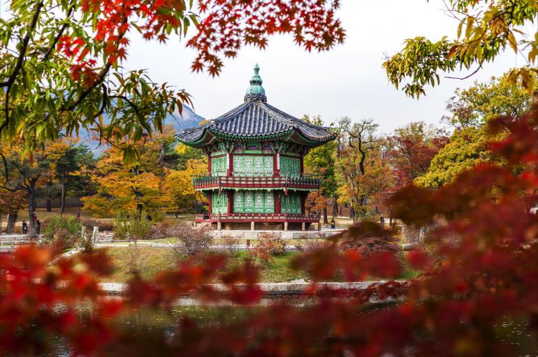 Der Changdeokgung Palace ist einer der fünf erhaltenen Paläste in Seoul, der von einer großen Parkanlage umgeben ist.