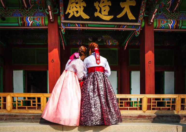 Zwei Südkoreanerinnen in traditioneller Tracht sehen sich den Changdeokgung Palace an.